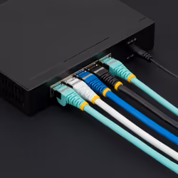 StarTech.com Câble Ethernet CAT6a 50cm - Low Smoke Zero Halogen (LSZH) - 10 Gigabit 500MHz 100W PoE RJ45 S/FTP Cordon de Raccordement Réseau Snagless Blanc avec Décharge de Tension - Vue supplémentaire 5