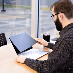 StarTech.com Filtre de Confidentialité Tactile de 13,5" 3:2, Écran de Confidentialité/Filtre Antireflet, Protecteur d'Écran d'Ordinateur Portable avec Réduction de 51% de la Lumière Bleue, Rabattable - Vue supplémentaire 9