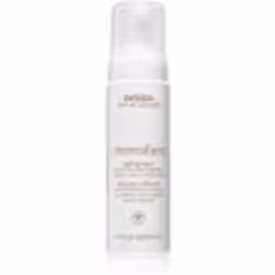 Le produit fixant Aveda Phomollient™ donne la forme et le volume souhaités à votre coiffure.