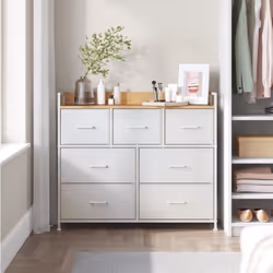 Description générale Transformez votre maison en un espace bien organisé grâce à cette commode à 7 tiroirs. Avec 4 grands et ...