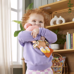 Fisher-Price – Ma Première Poupée Câline avec anneau de dentition arc-en-ciel - Vue supplémentaire 6