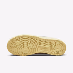 Nike DO9456-100 Chaussure d'athlétisme Femelle 38