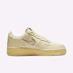 Nike DO9456-100 Chaussure d'athlétisme Femelle 38