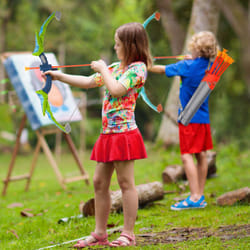 Ensemble dearc fleches pour enfants, lot de 2, kit tir a larc lumineux led, 20 fleches a ventouse, cible debout, 2 carquois, 3 canettes de cible,
