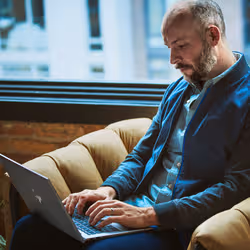 HP ZBook Firefly G11 A Mobile Workstation PC Wolf Pro Security Edition AMD Ryzen 7 8840HS Station de travail mobile 14" PC portable WUXGA 16Go RAM 1To SSD Wi-Fi 6E Win11 Argent - Vue supplémentaire 8