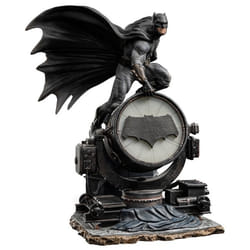 Figurine - IRON STUDIOS - Batman on Batsignal - Art Scale 1/10 - Multicolore - Résine - Intérieur