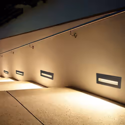 Description générale La Balise LED en Saillie Rectangle 3W 220V 65° Noire IP65 pour Escaliers est l'éclairage d'appoint idéal ...