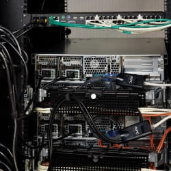 APC KVM0108A commutateur écran, clavier et souris Grille de montage Noir