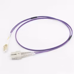 C2G 10 M CORDON DE RACCORDEMENT FIBRE OPTIQUE LC/SC OM4 LSZH - VIOLET, 10 m, OM4, LC, SC