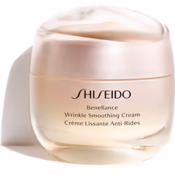 La crème anti-rides Shiseido Benefiance Wrinkle Smoothing Cream corrige visiblement les signes de vieillissement dès la deuxi ...