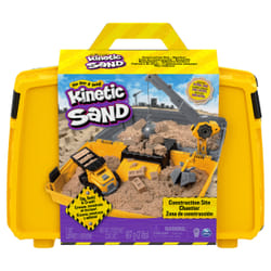 Kinetic Sand SABLE MAGIQUE - MALLETTE DE CONSTRUCTION 907 G + 3 ACCESSOIRES - Emportez Votre Sable À Modeler Partout & Sculptez Vos Créations Comme De La Pâte À Modeler - Jouet Enfant 3 Ans Et +