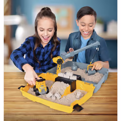 Kinetic Sand SABLE MAGIQUE - MALLETTE DE CONSTRUCTION 907 G + 3 ACCESSOIRES - Emportez Votre Sable À Modeler Partout & Sculptez Vos Créations Comme De La Pâte À Modeler - Jouet Enfant 3 Ans Et +
