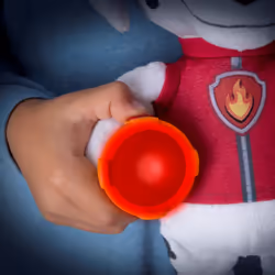 PAW Patrol , Peluche Marcus à câliner avec lampe torche et effets sonores, pour les enfants à partir de 3 ans