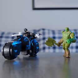 DC Comics , Coffret Batman vs. Swamp Thing Armory Attack Batcycle, figurines articulées Batman en armure et Swamp Thing exclusives avec accessoires, jouets pour garçons et filles à partir de 3 ans