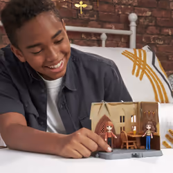 Wizarding World HARRY POTTER - PLAYSET LES TROIS BALAIS MAGICAL MINIS - Coffret Univers Magique Auberge Les Trois Balais Avec 2 Figurines Exclusives Et 5 Accessoires - Jouet Enfant 6 ans et +