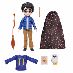 Wizarding World HARRY POTTER - COFFRET POUPÉE 20 CM + ACCESSOIRES HARRY POTTER - Poupée figurine Articulée Harry Potter 20 cm - Cape D'Invisibilité, 2 Tenues & 5 Accessoires - Jouet Enfant 6 ans et +