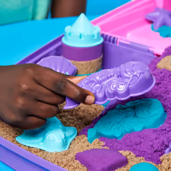 Kinetic Sand , Coffret palais de sirène, 934 g de sable à modeler scintillant (mauve fluo, turquoise scintillant et sable de plage), bac à sable repliable réutilisable et outils, jouets sensoriels pour enfants à partir de 3 ans - Vue supplémentaire 4