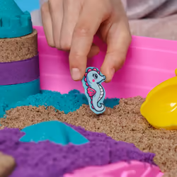Kinetic Sand , Coffret palais de sirène, 934 g de sable à modeler scintillant (mauve fluo, turquoise scintillant et sable de plage), bac à sable repliable réutilisable et outils, jouets sensoriels pour enfants à partir de 3 ans - Vue supplémentaire 5