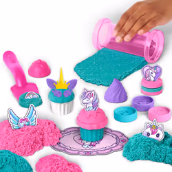 Kinetic Sand SABLE MAGIQUE - COFFRET PATISSERIE LICORNE 453 G - Créations Thème Féérique Licorne - Moules Outils Accessoires - Alternative Pâte À Modeler - Jouet Enfant 3 Ans Et + - Loisirs Créatifs