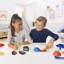 Kinetic Sand , Coffret Sandisfactory avec 907 g de coloré et noir, comprenant plus de 10 outils, élaboré à partir de sable naturel, sable de jeu sensoriel pour les enfants à partir de 3 ans