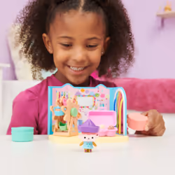 Gabby's Dollhouse Gabby et la Maison Magique - - Playset Deluxe Atelier Bébé Boîte - 1 Figurine Accessoires - Pièce Maison de Poupée - Dessin Animé Gabby Et La Maison Magique - Jouet Enfant 3 Ans et + - Vue supplémentaire 6