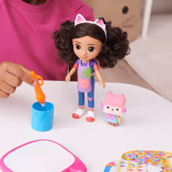 Gabby's Dollhouse , Poupées Gabby artiste et accessoires de luxe dont une tablette avec surface réactive à l'eau et pinceau à eau, jouets pour filles et garçons à partir de 3 ans
