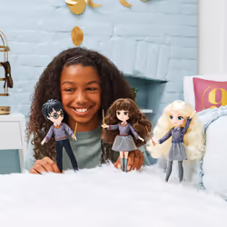 Wizarding World POUPÉE 20 CM HARRY POTTER - Poupée figurine Articulée Harry Potter 20 cm - Avec Baguette Magique et Tenue Uniforme Poudlard à collectionner - 6061836 - Jouet Enfant 5 ans et + - Vue supplémentaire 8