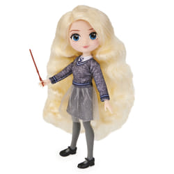 Wizarding World POUPÉE 20 CM LUNA LOVEGOOD - Poupée figurine Articulée Luna Lovegood 20 cm Avec Baguette Magique et Uniforme de Poudlard - 6061838 - Jouet Enfant 5 ans et +