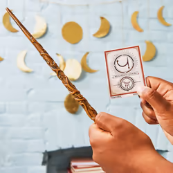 Wizarding World HARRY POTTER - BAGUETTE MAGIQUE DELUXE HERMIONE GRANGER - Baguette Magique Authentique Hermione Granger 30 cm Avec Carte de Sorts - 6062057 - Jouet Enfant 6 ans
