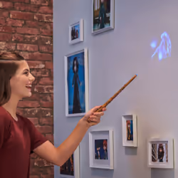 Wizarding World HARRY POTTER - BAGUETTE MAGIQUE PROJECTION PATRONUS HERMIONE GRANGER - Baguette Magique 30 cm - Projection Lumineuse Patronus Et Effet Tremblement - 6064165 - Jouet Enfant 6 ans et + - Vue supplémentaire 4