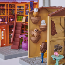 Wizarding World HARRY POTTER - PLAYSET CHEMIN DE TRAVERSE MAGICAL MINIS - Univers De Jeu Magique Avec 2 Figurines Et 21 Accessoires - 3 Décors - Effets Sonores Et Lumineux - Jouet Enfant 6 ans et + - Vue supplémentaire 9
