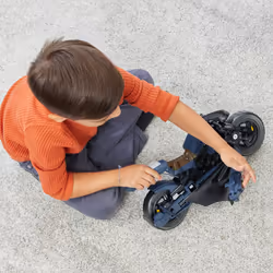 DC Comics BATMAN ADVENTURES - Batcycle 2 en 1 Batman Adventures - Batcycle Qui Se Transforme En Batplane - Voiture Batman À Collectionner - Compatible Avec Figurines 30 cm - Jouet Enfant 4 Ans Et +