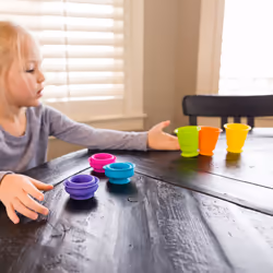 Fat Brain Toy Co. FA183-1 Tasse Couleurs assorties 6 pièce(s) - Vue supplémentaire 8
