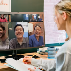 Owl Labs Meeting Owl 4+ – Caméra de visioconférence intelligente 4K, microphone et haut-parleur à 360°, avec des fonctionnalités telles que la focalisation automatique sur la personne qui parle, le zoom intelligent et l'égalisation du bruit - Vue supplémentaire 4