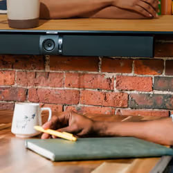 Owl Labs Appareil de visioconférence Owl Bar – Barre de visioconférence 4K avec focalisation sur l'intervenant (ajoutez un Meeting Owl 3 ou Pro pour une couverture à 360° et le passage automatique d'une caméra à l'autre)