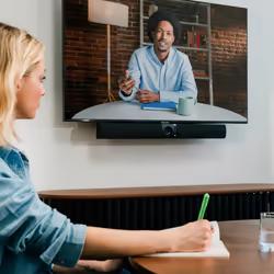 Owl Labs Appareil de visioconférence Owl Bar – Barre de visioconférence 4K avec focalisation sur l'intervenant (ajoutez un Meeting Owl 3 ou Pro pour une couverture à 360° et le passage automatique d'une caméra à l'autre) - Vue supplémentaire 6