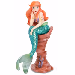 Statuette en résine La Petite Sirène En résine Hauteur : 19.8 cm Largeur : 7 cm Profondeur : 11.5 cm Livrée en boite