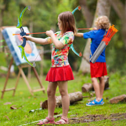 VEVOR Ensemble dearc et fleches pour enfants, lot de 2, kit tir a larc lumineux LED, 20 fleches a ventouse, cible debout, 2 carquois, 20 balles