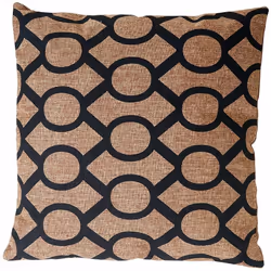 Coussin avec housse Couleur: recto noir/marron verso marron Matière: 100% Polyester Facilement déhoussable avec fermeture à g ...