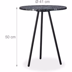 Cette table d’appoint dispose d’un plateau rond orné de mosaïque en verre. Originale, la petite table attire ainsi les regard ...