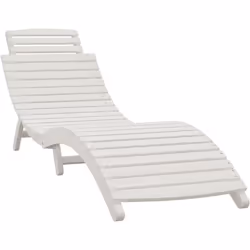 Cette chaise longue en bois classique est idéale pour prendre un bain de soleil et vous détendre près de la piscine, sur la t ...