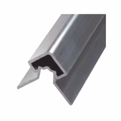 Description générale Profilé d'angle extérieur en aluminium brut pour bardage en bois composite, mesurant 2,7 m de long. Ce p ...