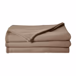 Confort et chaleur optimale La couverture polaire POLECO TAUPE 240 de POYET MOTTE allie douceur extrême et isolation thermiqu ...