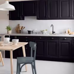 La peinture Multi-Matériaux Cuisine V33 Déco LAB Noir Quartz Satin est une peinture haute performance pour moderniser votre c ...