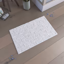 Ambiance métro parisien avec ce tapis de douche en relief . Celui-ci est formé de rectangles ton sur ton qui font penser au c ...
