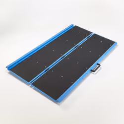 Rampe d'accès en alu pliable de 166 cm FABRICATION FRANÇAISE Cette rampe d'accès en aluminium d'une longueur de 166 cm est bi ...