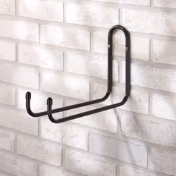 Description générale Crochet double en acier noir, conçu pour accrocher divers objets tels que des outils de jardin, des uste ...