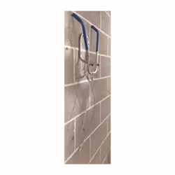 Crochet mural rabattable pour 1 vélo avec 1 câble antivol de 122cm Ø5mm Equipé de 2 crochets latéraux pour ranger les accesso ...