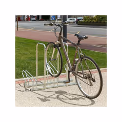 Râtelier sur 2 niveaux cote à cote pour 3 vélos Dimension : 102 x 48 x HT 83 cm avec 2 arceaux pour antivol pour cadenasser l ...