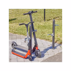 Poteau range 2 trottinettes Avec blocage du mât, antivol par cadenas, câble ou antivol en U (non fourni) Les pinces antivol s ...